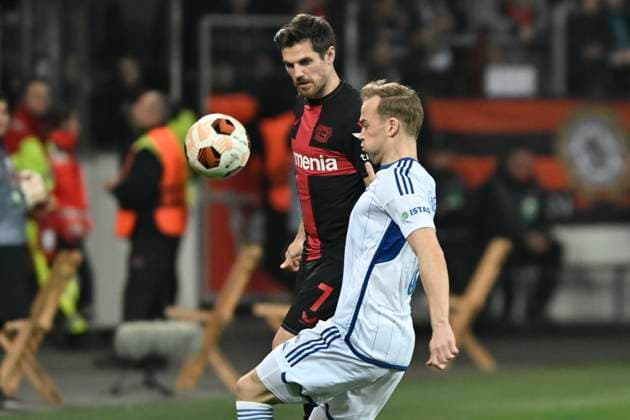 v. li. im Zweikampf Jonas Hofmann ( 7, Bayer Leverkusen) Martin Ellingsen ( 6, Molde FK) 14.12.2023 Fussball Europa League, Bayer 04 Leverkusen vs Molde FK, BayArena, Leverkusen, NRW Germany
