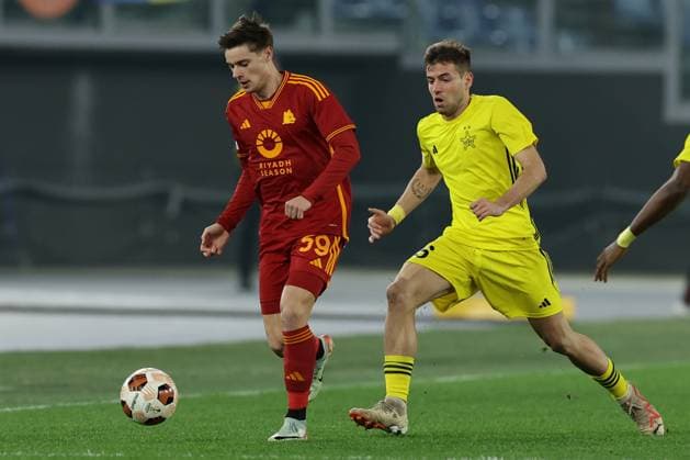 UEFA Europa League Group G AS Roma vs Sheriff Tiraspol Roma™s Polish defender Nicola Zalewski challenges for the ball with Sheriff s Greek defender Kostas Apostolakis during UEFA Europa League Group G match between AS Roma vs Sheriff Tiraspol at Olimpico stadium on December 14, 2023 in Rome, Italy. ABPH8807 Copyright: xAntonioxBalascox