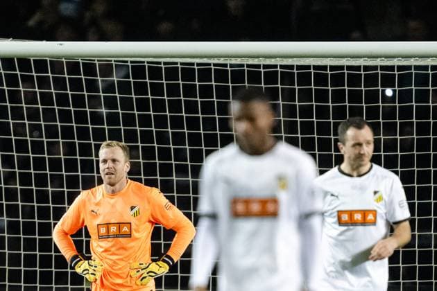 231214 Goalkeeper Peter Abrahamsson of Häcken looks dejected after the 1-0 goal during the UEFA Europa League match between Qarabag and Häcken on December 14, 2023 in Baku. Photo: Carl Sandin BILDBYRAN kod CS CS0469 fotboll football soccer fotball uefa europa league qarabag häcken bbeng depp Copyright: CARLxSANDIN BB231214CS036