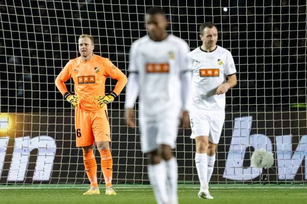 231214 Goalkeeper Peter Abrahamsson of Häcken looks dejected after the 1-0 goal during the UEFA Europa League match between Qarabag and Häcken on December 14, 2023 in Baku. Photo: Carl Sandin BILDBYRAN kod CS CS0469 fotboll football soccer fotball uefa europa league qarabag häcken bbeng depp Copyright: CARLxSANDIN BB231214CS037