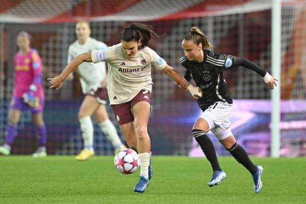 Jovana DAMNJANOVIC (FCB), Aktion,Zweikampf gegen Rosa Van GOOL (Amsterdam). Fussball Champions League Gruppenphase, FC Bayern Muenchen-Ajax Amsterdam am 14.12.2023, A L L I A N Z A R E N A.