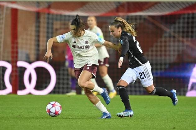 Jovana DAMNJANOVIC (FCB), Aktion,Zweikampf gegen Rosa Van GOOL (Amsterdam). Fussball Champions League Gruppenphase, FC Bayern Muenchen-Ajax Amsterdam am 14.12.2023, A L L I A N Z A R E N A.