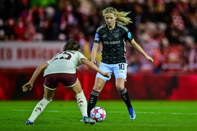 v.li.: Sarah Zadrazil (FC Bayern München, FCB, 25) Nadine NOORDAM (Ajax, 10) im Zweikampf, Duell, duel, tackle, Dynamik, Action, Aktion, 14.12.2023, München (Deutschland), Fussball, UEFA Womens Champions League, Gruppe C, FC Bayern München - Ajax Amsterdam