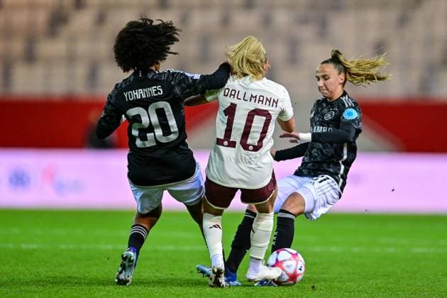 v.li.: Lilian Isabella YOHANNES (Ajax, 20) Linda Dallmann (FC Bayern München, FCB, 10) Rosa VAN GOOL (Ajax, 21) im Zweikampf, Duell, duel, tackle, Dynamik, Action, Aktion, 14.12.2023, München (Deutschland), Fussball, UEFA Womens Champions League, Gruppe C, FC Bayern München - Ajax Amsterdam
