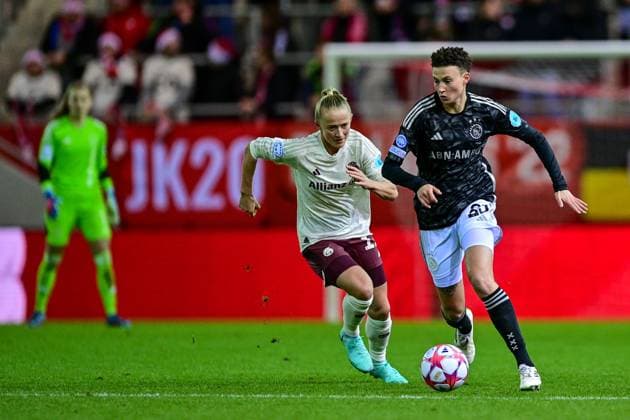 v.li.: Lea Schüller (FC Bayern München, FCB, 11) Kay-Lee DE SANDERS (Ajax, 25) im Zweikampf, Duell, duel, tackle, Dynamik, Action, Aktion, 14.12.2023, München (Deutschland), Fussball, UEFA Womens Champions League, Gruppe C, FC Bayern München - Ajax Amsterdam
