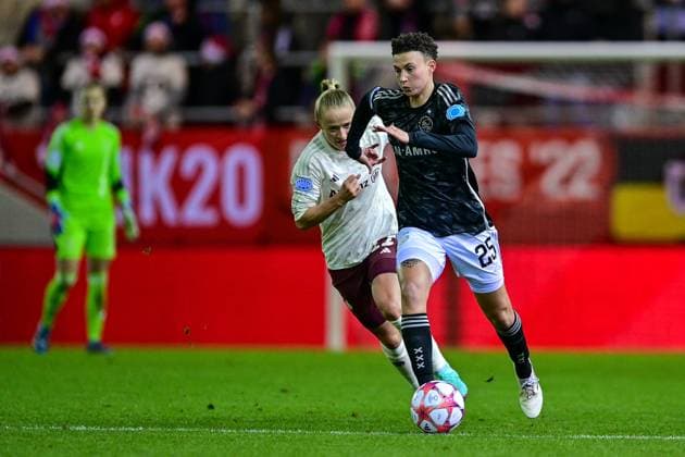 v.li.: Lea Schüller (FC Bayern München, FCB, 11) Kay-Lee DE SANDERS (Ajax, 25) im Zweikampf, Duell, duel, tackle, Dynamik, Action, Aktion, 14.12.2023, München (Deutschland), Fussball, UEFA Womens Champions League, Gruppe C, FC Bayern München - Ajax Amsterdam