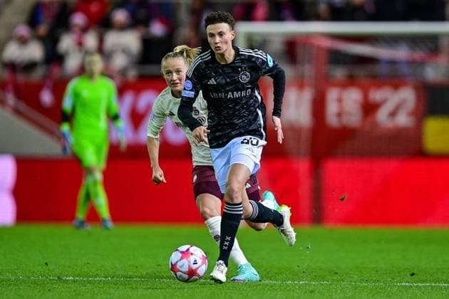 v.li.: Lea Schüller (FC Bayern München, FCB, 11) Kay-Lee DE SANDERS (Ajax, 25) im Zweikampf, Duell, duel, tackle, Dynamik, Action, Aktion, 14.12.2023, München (Deutschland), Fussball, UEFA Womens Champions League, Gruppe C, FC Bayern München - Ajax Amsterdam