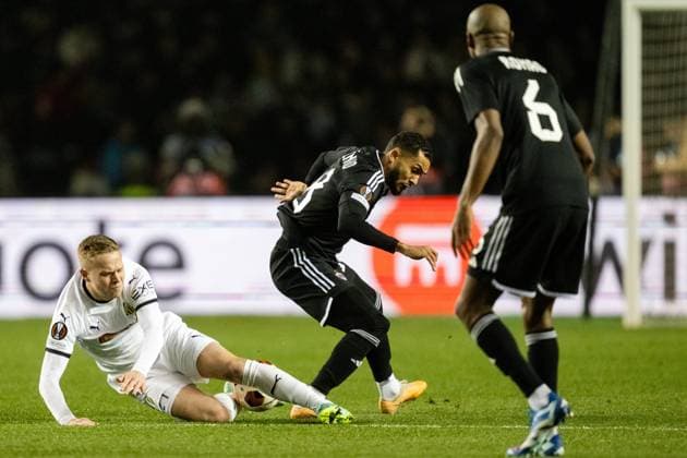 231214 Tomas Olai Totland of Häcken and Juninho of Qarabag during the UEFA Europa League match between Qarabag and Häcken on December 14, 2023 in Baku. Photo: Carl Sandin BILDBYRAN kod CS CS0469 fotboll football soccer fotball uefa europa league qarabag häcken bbeng Copyright: CARLxSANDIN BB231214CS041
