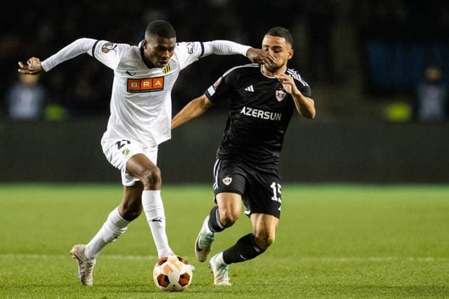 231214 Akoua Romeo Amane of Häcken and Leandro Andrade of Qarabag during the UEFA Europa League match between Qarabag and Häcken on December 14, 2023 in Baku. Photo: Carl Sandin BILDBYRAN kod CS CS0469 fotboll football soccer fotball uefa europa league qarabag häcken bbeng Copyright: CARLxSANDIN BB231214CS043