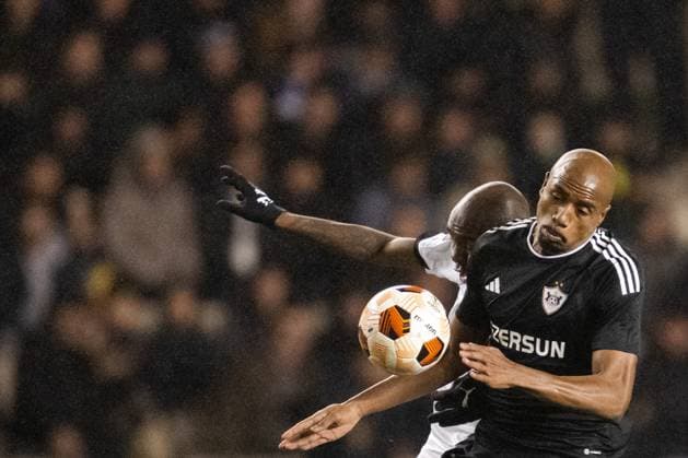 231214 Edward Chilufya of Häcken and Julio Romao of Qarabag during the UEFA Europa League match between Qarabag and Häcken on December 14, 2023 in Baku. Photo: Carl Sandin BILDBYRAN kod CS CS0469 fotboll football soccer fotball uefa europa league qarabag häcken bbeng Copyright: CARLxSANDIN BB231214CS044