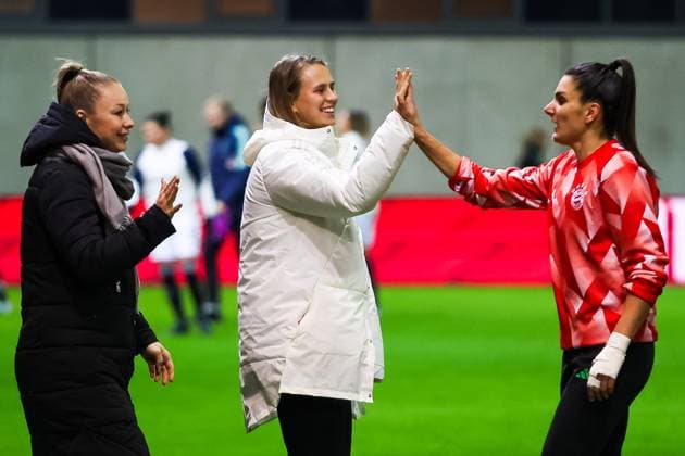 Verletzte Spielerinnen Klara Buehl (FC Bayern Muenchen, 17) klatschen vor dem Spiel ab mit Jovana Damnjanovic (FC Bayern Muenchen, 09), FC Bayern Muenchen vs. AFC Ajax Amsterdam, Fussball UEFA Women s Champions League, Gruppenrunde 3. Spieltag, Saison 23 24, 14.12.2023; FC Bayern Muenchen vs. AFC Ajax Amsterdam, Fussball UEFA Women s Champions League, Gruppenrunde 3. Spieltag, Saison 23 24, 14.12.2023 Muenchen Copyright: xEibner-Pressefoto JennixMaulx EP_JML