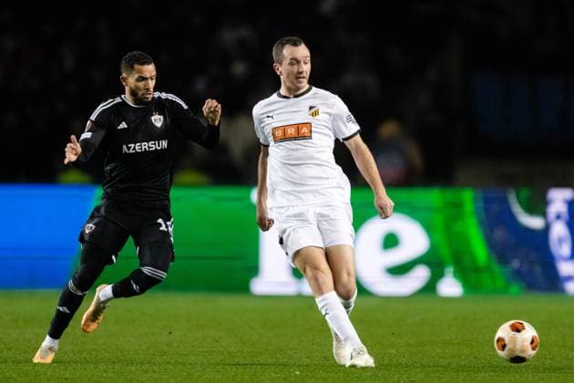 231214 Juninho of Qarabag and Even Hovland of Häcken during the UEFA Europa League match between Qarabag and Häcken on December 14, 2023 in Baku. Photo: Carl Sandin BILDBYRAN kod CS CS0469 fotboll football soccer fotball uefa europa league qarabag häcken bbeng Copyright: CARLxSANDIN BB231214CS046