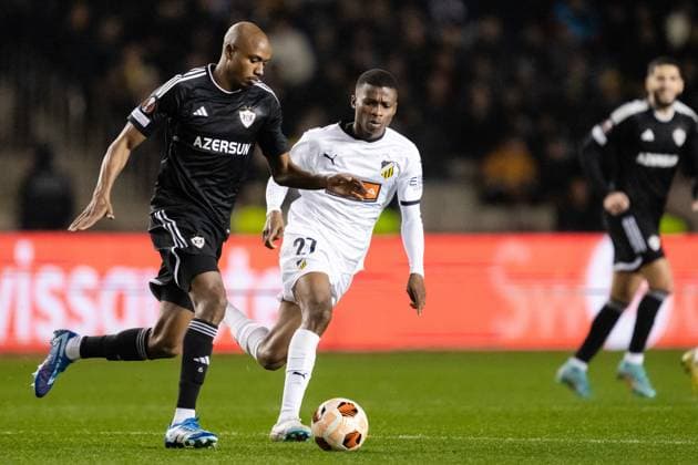 231214 Julio Romao of Qarabag and Akoua Romeo Amane of Häcken during the UEFA Europa League match between Qarabag and Häcken on December 14, 2023 in Baku. Photo: Carl Sandin BILDBYRAN kod CS CS0469 fotboll football soccer fotball uefa europa league qarabag häcken bbeng Copyright: CARLxSANDIN BB231214CS047