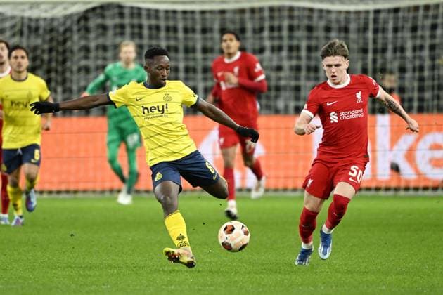 231214 Royale Union Saint-Gilloise vs FC Liverpool Lazare Amani of Union battles for the ball with Ben Doak of Liverpool during a football game between Royale Union Saint-Gilloise and FC Liverpool on day 6 in Group E of the UEFA Europa League season 2023-2024 competition on December 14, 2023 in Brussels, Belgium. (Photo by Maarten Straetemans Isosport) BRUSSELS BELGIUM  Copyright: xx 424474