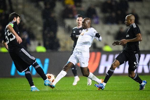 231214 Edward Chilufya of Häcken against Badavi Huseynov and Julio Romao of Qarabag during the UEFA Europa League match between Qarabag and Häcken on December 14, 2023 in Baku. Photo: Carl Sandin BILDBYRAN kod CS CS0469 fotboll football soccer fotball uefa europa league qarabag häcken bbeng Copyright: CARLxSANDIN BB231214CS058