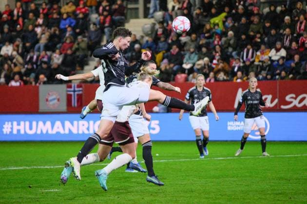 Kay-Lee de Sanders (25, AFC Ajax) kann den Ball klären, FC Bayern München v AFC Ajax, Fußball, UEFA Women s Champions League 2023 2024, 3.Spieltag am 14.12.2023 in München, FC Bayern Campus. Bayern Deutschland