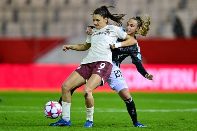 v.li.: Jovana Damnjanovic (FC Bayern München, FCB, 9) Rosa VAN GOOL (Ajax, 21) im Zweikampf, Duell, duel, tackle, Dynamik, Action, Aktion, 14.12.2023, München (Deutschland), Fussball, UEFA Womens Champions League, Gruppe C, FC Bayern München - Ajax Amsterdam