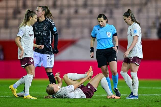 Tuva Hansen (FC Bayern München, FCB, 6) am Boden liegend, mit Schmerzen nach einem Foul, racked with pain, muss anschließend verletzt ausgewechselt werden, verletzt, Verletzung, injured, sporting injury, 14.12.2023, München (Deutschland), Fussball, UEFA Womens Champions League, Gruppe C, FC Bayern München - Ajax Amsterdam