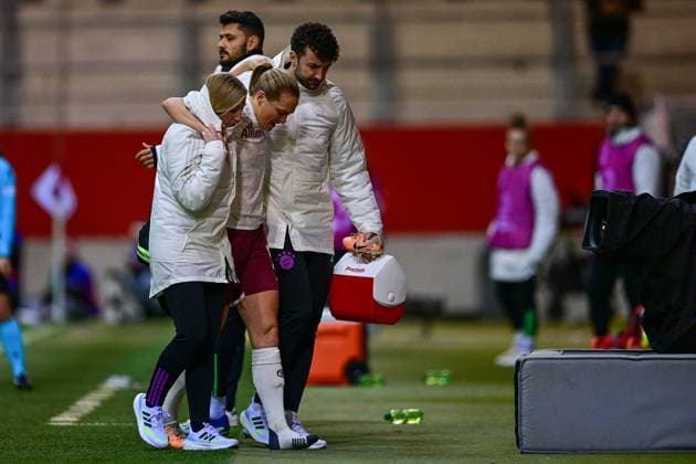 Tuva Hansen (FC Bayern München, FCB, 6) muss verletzungsbedingt ausgewechselt werden, verletzt, Verletzung, injured, sporting injury, 14.12.2023, München (Deutschland), Fussball, UEFA Womens Champions League, Gruppe C, FC Bayern München - Ajax Amsterdam