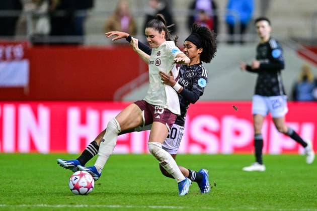 v.li.: Sarah Zadrazil (FC Bayern München, FCB, 25) Lilian Isabella YOHANNES (Ajax, 20) im Zweikampf, Duell, duel, tackle, Dynamik, Action, Aktion, 14.12.2023, München (Deutschland), Fussball, UEFA Womens Champions League, Gruppe C, FC Bayern München - Ajax Amsterdam