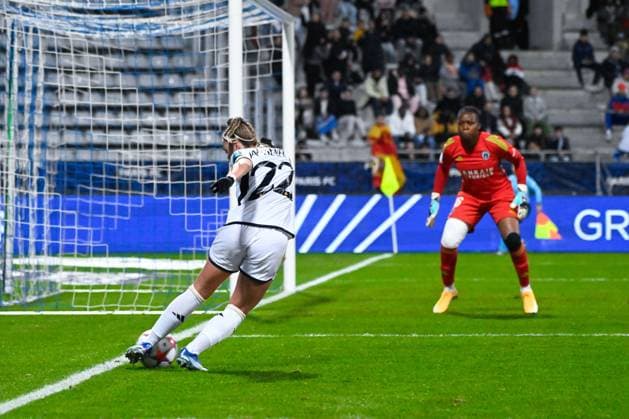 Chiamaka Nnadozie ( 16 - PFC ) and Athenea del Castillo ( 22 - Real Madrid ) during the WCL match between PFC and Real Madrid at Stade Charlety on December 14, 2023 in Paris, France. ( Photo by federico pestellini panoramic ) - FOOTBALL : PFC vs Real Madrid - Ligue des Champions Feminine - 14 12 2023 FedericoPestellini Panoramic 