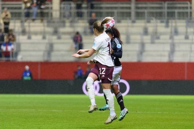 Sydney Lohmann (12 FC Bayern Munich) is going for a header during the UEFA Womens Champions League group stage match between FC Bayern Munich and Ajax Amsterdam at FC Bayern Campus in Munich, Germany. (Sven Beyrich SPP) Copyright: xSvenxBeyrich SPPx spp-en-SvBe-20231214-D4S_3399