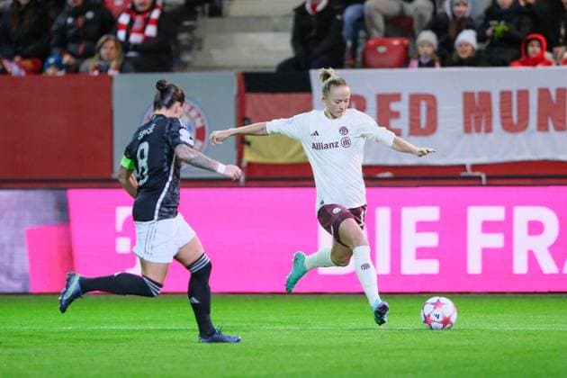 Sherida Spitse (8, AFC Ajax), Lea Schüller (11, FC Bayern München) beim Schuss, FC Bayern München v AFC Ajax, Fußball, UEFA Women s Champions League 2023 2024, 3.Spieltag am 14.12.2023 in München, FC Bayern Campus. Bayern Deutschland