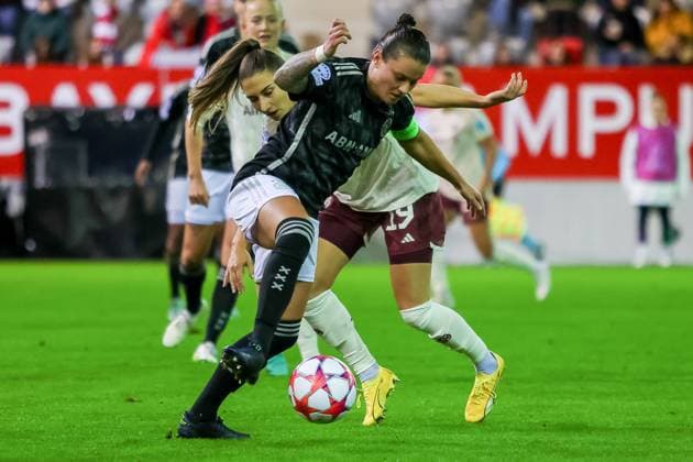 Katharina Naschenweng (FC Bayern Muenchen, 19) im Zweikampf mit Sherida Spitse (AFC Ajax Amsterdam, 08), FC Bayern Muenchen vs. AFC Ajax Amsterdam, Fussball UEFA Women s Champions League, Gruppenrunde 3. Spieltag, Saison 23 24, 14.12.2023; FC Bayern Muenchen vs. AFC Ajax Amsterdam, Fussball UEFA Women s Champions League, Gruppenrunde 3. Spieltag, Saison 23 24, 14.12.2023 Muenchen Copyright: xEibner-Pressefoto JennixMaulx EP_JML