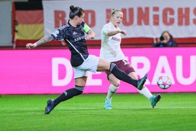 Lea Schüller (11, FC Bayern München) im Zweikampf mit Sherida Spitse (8, AFC Ajax), FC Bayern München v AFC Ajax, Fußball, UEFA Women s Champions League 2023 2024, 3.Spieltag am 14.12.2023 in München, FC Bayern Campus. Bayern Deutschland
