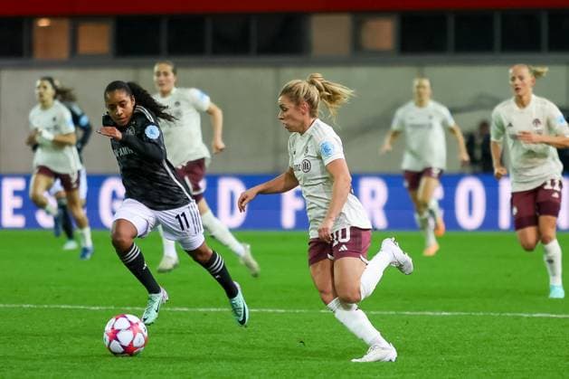 Linda Dallmann (FC Bayern Muenchen, 10) mit Ball mit Ashleigh Weerden (AFC Ajax Amsterdam, 11), FC Bayern Muenchen vs. AFC Ajax Amsterdam, Fussball UEFA Women s Champions League, Gruppenrunde 3. Spieltag, Saison 23 24, 14.12.2023; FC Bayern Muenchen vs. AFC Ajax Amsterdam, Fussball UEFA Women s Champions League, Gruppenrunde 3. Spieltag, Saison 23 24, 14.12.2023 Muenchen Copyright: xEibner-Pressefoto JennixMaulx EP_JML