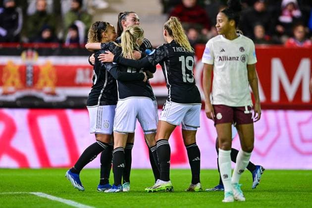 Player of Ajax mit Torjubel, Jubel, Torjubel, Torerfolg, celebrate the goal, goal, celebration, Jubel ueber das Tor zum 1:1 durch Chasity GRANT (Ajax, 15) (1.v.li.), optimistisch, Action, Aktion, Tainara de Souza da Silva (FC Bayern München, FCB, 13) enttäuscht schauend, Enttäuschung, Frustration, disappointed, pessimistisch, 14.12.2023, München (Deutschland), Fussball, UEFA Womens Champions League, Gruppe C, FC Bayern München - Ajax Amsterdam