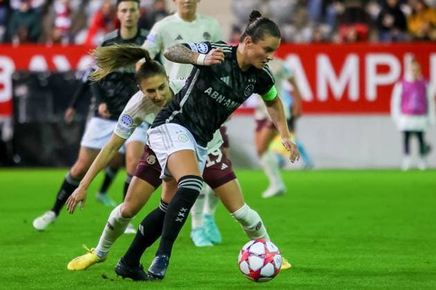 Katharina Naschenweng (FC Bayern Muenchen, 19) im Zweikampf mit Sherida Spitse (AFC Ajax Amsterdam, 08), FC Bayern Muenchen vs. AFC Ajax Amsterdam, Fussball UEFA Women s Champions League, Gruppenrunde 3. Spieltag, Saison 23 24, 14.12.2023; FC Bayern Muenchen vs. AFC Ajax Amsterdam, Fussball UEFA Women s Champions League, Gruppenrunde 3. Spieltag, Saison 23 24, 14.12.2023 Muenchen Copyright: xEibner-Pressefoto JennixMaulx EP_JML