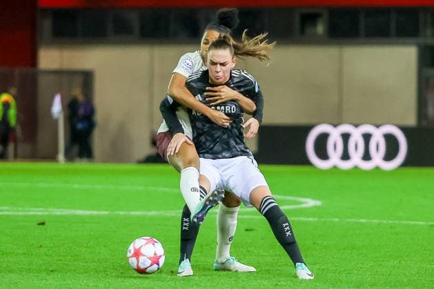 Tainara (FC Bayern Muenchen, 13) im Zweikampf mit Ball, FC Bayern Muenchen vs. AFC Ajax Amsterdam, Fussball UEFA Women s Champions League, Gruppenrunde 3. Spieltag, Saison 23 24, 14.12.2023; FC Bayern Muenchen vs. AFC Ajax Amsterdam, Fussball UEFA Women s Champions League, Gruppenrunde 3. Spieltag, Saison 23 24, 14.12.2023 Muenchen Copyright: xEibner-Pressefoto JennixMaulx EP_JML