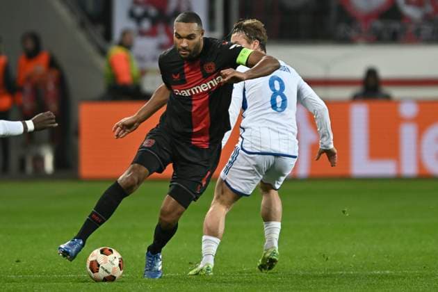 v. li. im Zweikampf Jonathan Tah ( 4, Bayer Leverkusen) Fredrik Gulbrandsen ( 8, Molde FK) 14.12.2023 Fussball Europa League, Bayer 04 Leverkusen vs Molde FK, BayArena, Leverkusen, NRW Germany