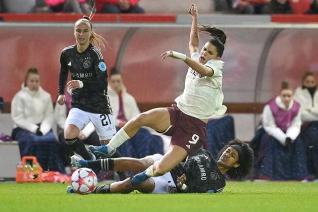 Lily YOHANNES (Amsterdam), Aktion,Zweikampf gegen Jovana DAMNJANOVIC (FCB), löi:Rosa Van GOOL (Amsterdam)-. Fussball Champions League Gruppenphase, FC Bayern Muenchen-Ajax Amsterdam am 14.12.2023, A L L I A N Z A R E N A.