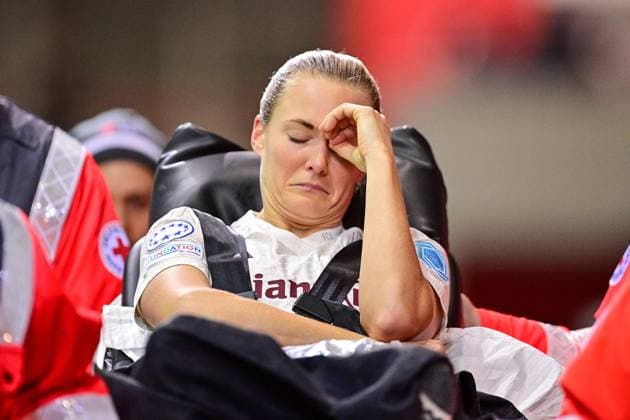 Magdalena Eriksson (FC Bayern München, FCB, 5) wird mit einer Krankentrage abtransportiert, muss verletzungsbedingt ausgewechselt werden, verletzt, Verletzung, injured, sporting injury, 14.12.2023, München (Deutschland), Fussball, UEFA Womens Champions League, Gruppe C, FC Bayern München - Ajax Amsterdam