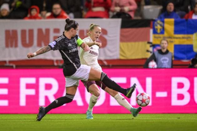 Fußball, UEFA Womens Champions League, 20231214, FC Bayern München - Ajax Amsterdam. Im Bild Sherida SPITSE (Ajax Amsterdam, 8) blockt Flanke Pass Zuspiel Ball Lea SCHÜLLER (FC Bayern München Frauen, 11). München FC Bayern Campus Bayern Deutschland Copyright: Passion2Press MarkusxFischerx