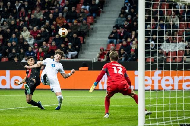 UEFA Europa League: Bayer 04 Leverkusen - Molde FK; 14.12.2023 Zweikampf Piero Hincapie (Bayer 04 Leverkusen, 3), Mathias Fjortoft Lovik (Molde FK, 31), Oliver Petersen (Molde FK, 12) UEFA Europa League 6. Spieltag: Bayer 04 Leverkusen - Molde FK, BayArena Leverkusen am 14.12.2023 DFL REGULATIONS PROHIBIT ANY USE OF PHOTOGRAPHS AS IMAGE SEQUENCES AND OR QUASI-VIDEO. Copyright: xBEAUTIFULxSPORTS Wunderlx