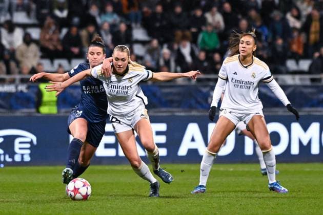 Mathilde BOURDIEU ( 9 - PFC ) and Freja Olofsson ( 24 - Real Madrid ) during the WCL match between PFC and Real Madrid at Stade Charlety on December 14, 2023 in Paris, France. ( Photo by federico pestellini panoramic ) - FOOTBALL : PFC vs Real Madrid - Ligue des Champions Feminine - 14 12 2023 FedericoPestellini Panoramic 