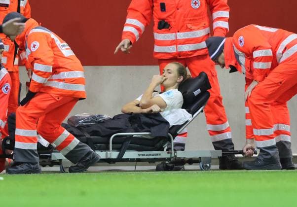 Bayerns 5 Magdalena ERIKSSON scheidet verletzt aus. Frauenfussball, Bayern München - Ajax Amsterdam, Championsleague der Frauen, Gruppenphase, am 14.12.2023 in Muenchen, F C B A Y E R N C A M P U S, Deutschland. Quelle Copyright Credit : Oryk HAIST