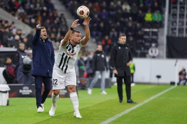 SOCCER - UEFA EL, LASK vs Toulouse LINZ,AUSTRIA,14.DEC.23 - SOCCER - UEFA Europa League, group stage, Linzer ASK vs Toulouse FC. Image shows head coach Carles Martinez (Toulouse) and Filip Stojkovic (LASK).  GEPAxpictures xManuelxBinder