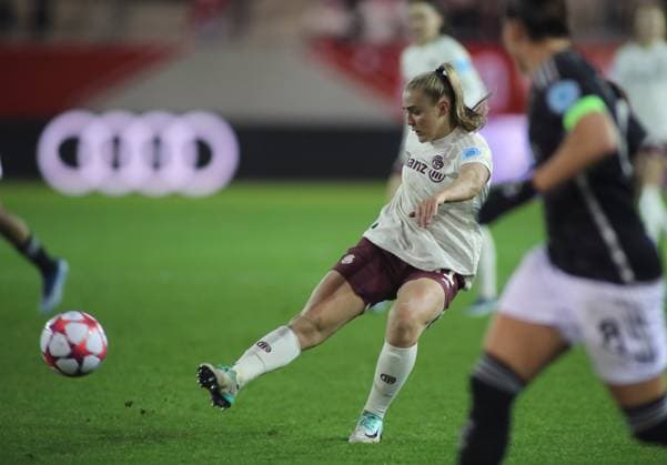 München, Deutschland 14. Dezember 2023: Fussball, Frauen, Champions League, 3.Spieltag, Saison 2023 2024, FC Bayern München - Ajax Amsterdam, Campus Georgia Stanway (FC Bayern München) bei einem Torschuss