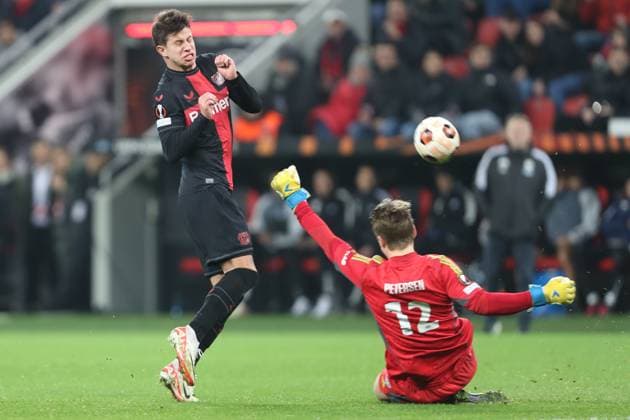 Germany, Leverkusen, 14.12.2023, BayArena, Bayer Leverkusen vs Molde FK - UEFA Europa League 2023 2024 - Group H, Adam Hlozek (Bayer 04 Leverkusen) und Torwart Oliver Petersen (Molde FK) battle for the ball Leverkusen BayArena North Rhine-Westfalia Germany