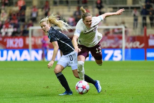 Nadine Noordam (10 Ajax Amsterdam) and Sydney Lohmann (12 FC Bayern Munich) during the UEFA Womens Champions League group stage match between FC Bayern Munich and Ajax Amsterdam at FC Bayern Campus in Munich, Germany. (Sven Beyrich SPP) Copyright: xSvenxBeyrich SPPx spp-en-SvBe-20231214-D4S_3442