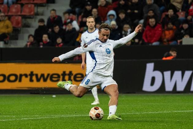 GER, UEFA Europa League 6 Spieltag, Bayer 04 Leverkusen vs Molde Fotballklubb 14.12.2023, BayArena, Leverkusen, GER, UEFA Europa League 6 Spieltag, Bayer 04 Leverkusen vs Molde Fotballklubb Im Bild: Fredrik Gulbrandsen (Molde Fotballklubb, 8) Torschuss, Einzelaktion; Ganzkörper Ganzkoerper ; Ball am Fuss;