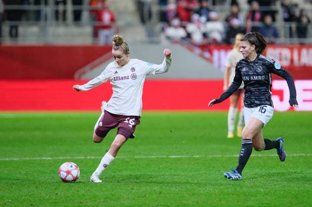 Lina Magull (16, FC Bayern München) beim Schuss, Danique Noordman (16, AFC Ajax), FC Bayern München v AFC Ajax, Fußball, UEFA Women s Champions League 2023 2024, 3.Spieltag am 14.12.2023 in München, FC Bayern Campus. Bayern Deutschland