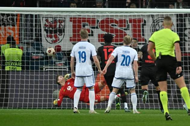 Oliver Petersen ( 12, Molde FK) kann das Tor zum 5:0 nicht verhindern Torschuetze Torschütze Adam Hlozek ( 23, Bayer Leverkusen) 14.12.2023 Fussball Europa League, Bayer 04 Leverkusen vs Molde FK, BayArena, Leverkusen, NRW Germany