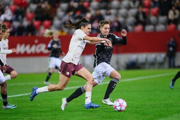 Jovana Damnjanovic (9, FC Bayern München) im Zweikampf mit Isa Kardinaal (26, AFC Ajax), FC Bayern München v AFC Ajax, Fußball, UEFA Women s Champions League 2023 2024, 3.Spieltag am 14.12.2023 in München, FC Bayern Campus. Bayern Deutschland