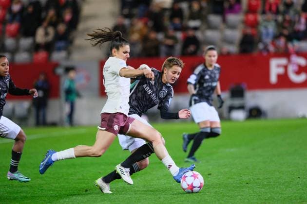 Jovana Damnjanovic (9, FC Bayern München) im Zweikampf mit Isa Kardinaal (26, AFC Ajax), FC Bayern München v AFC Ajax, Fußball, UEFA Women s Champions League 2023 2024, 3.Spieltag am 14.12.2023 in München, FC Bayern Campus. Bayern Deutschland