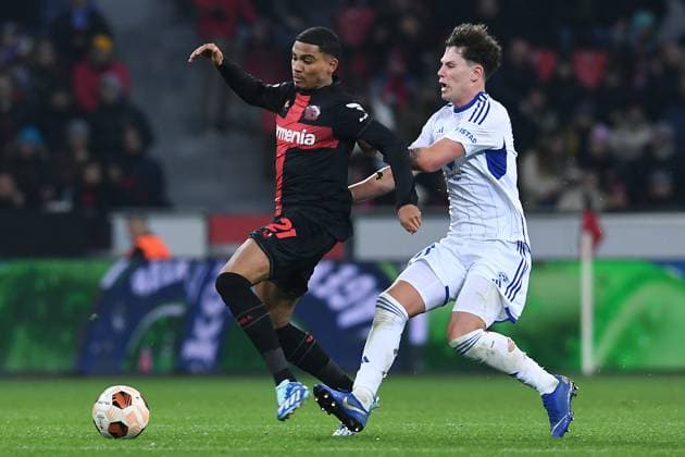 Fußball Europa League Gruppenphase 6. Spieltag Bayer 04 Leverkusen - Molde FK am 14.12.2023 in der BayArena in Leverkusen Amine Adli ( Leverkusen ), links - Mathias Fjörtoft Lövik ( Molde ), rechts